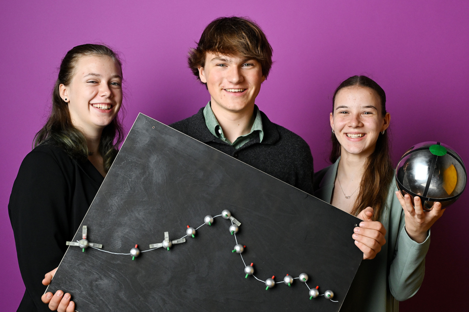 With the help of Matesy GmbH, three students from Traunstein won the state competition at Jugend forscht.